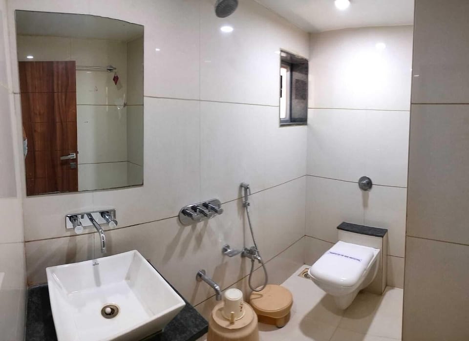Executive Room | Bathroom | Shower, free toiletries, slippers, towels