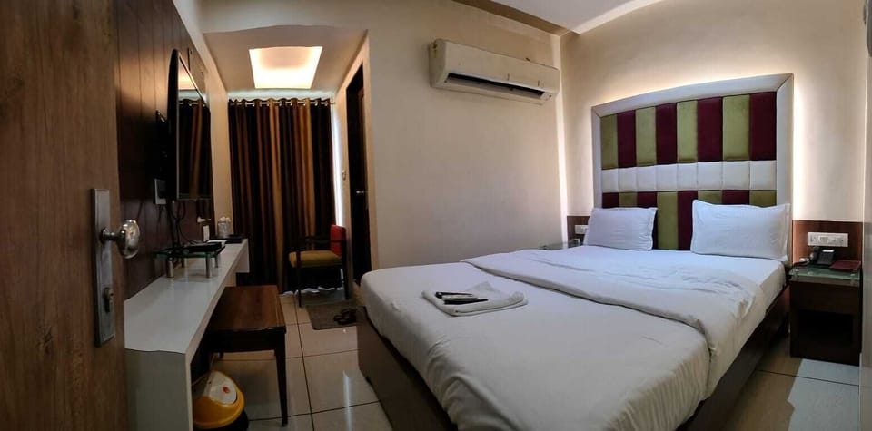 Deluxe Double Room | Desk
