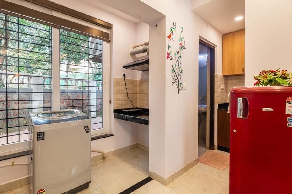 Shower, rainfall showerhead, free toiletries, slippers
