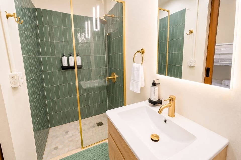Classic Twin Room, Private Bathroom | Bathroom