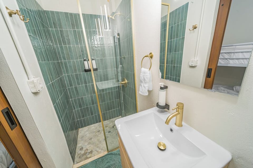 Classic Twin Room, Private Bathroom | Bathroom