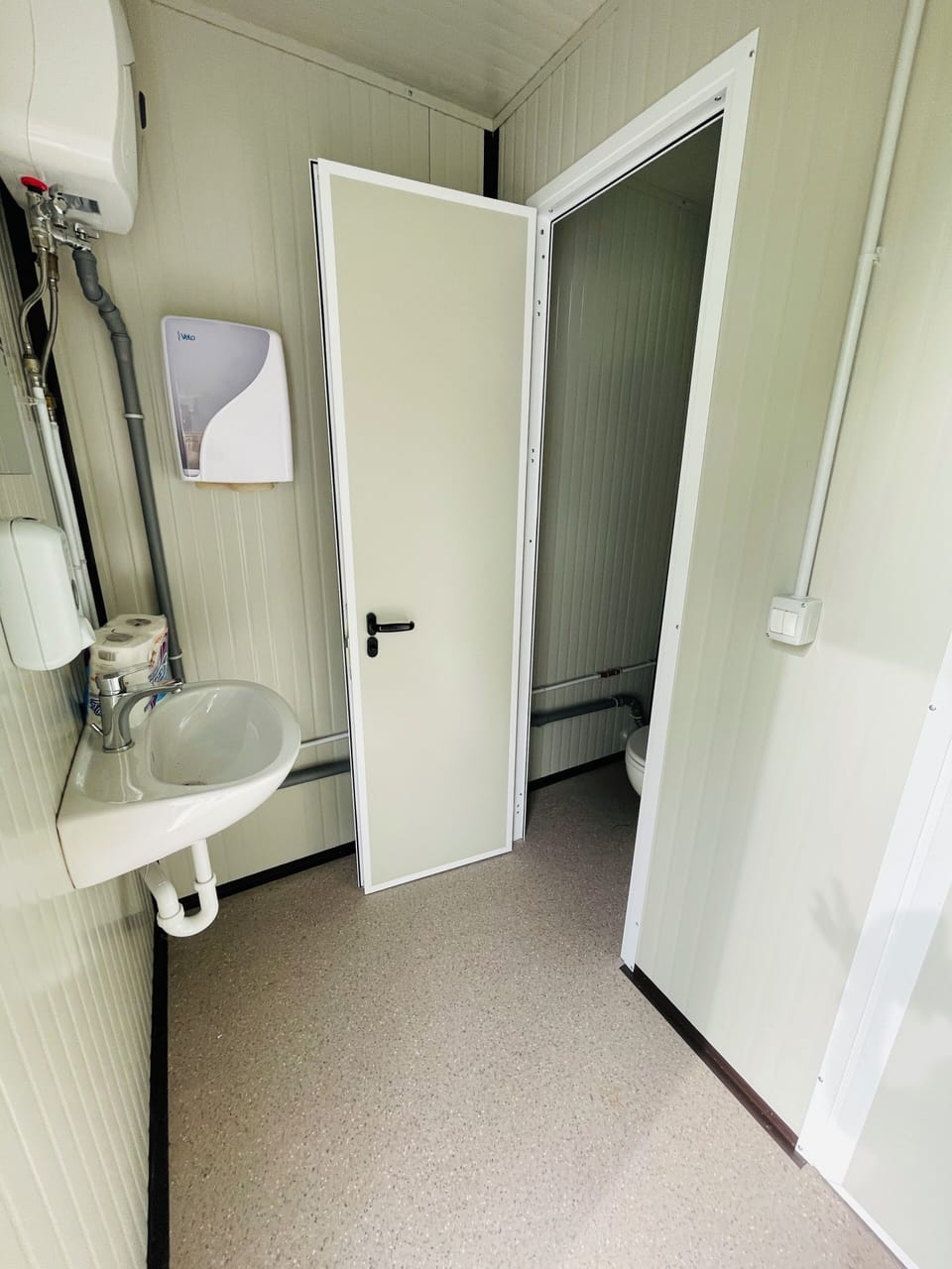 Shower, hair dryer, toilet paper