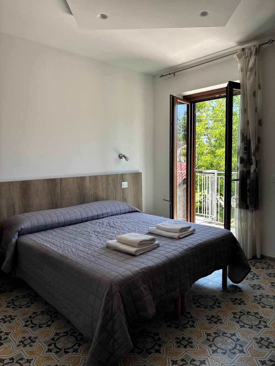 Desk, laptop workspace, soundproofing, free WiFi