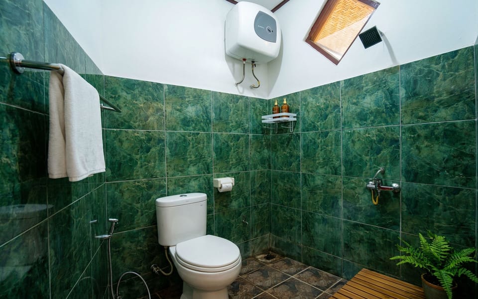 Standard Room, Balcony, City View | Bathroom | Towels, soap, shampoo, toilet paper