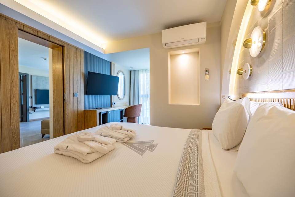 Family Suite | 3 bedrooms, minibar, in-room safe, blackout drapes