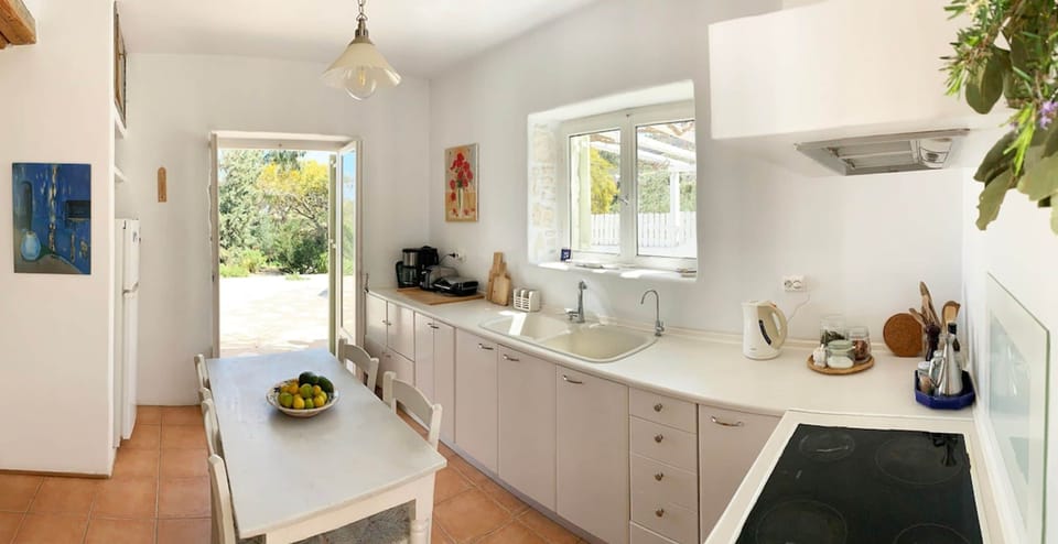 House | 3 bedrooms, desk