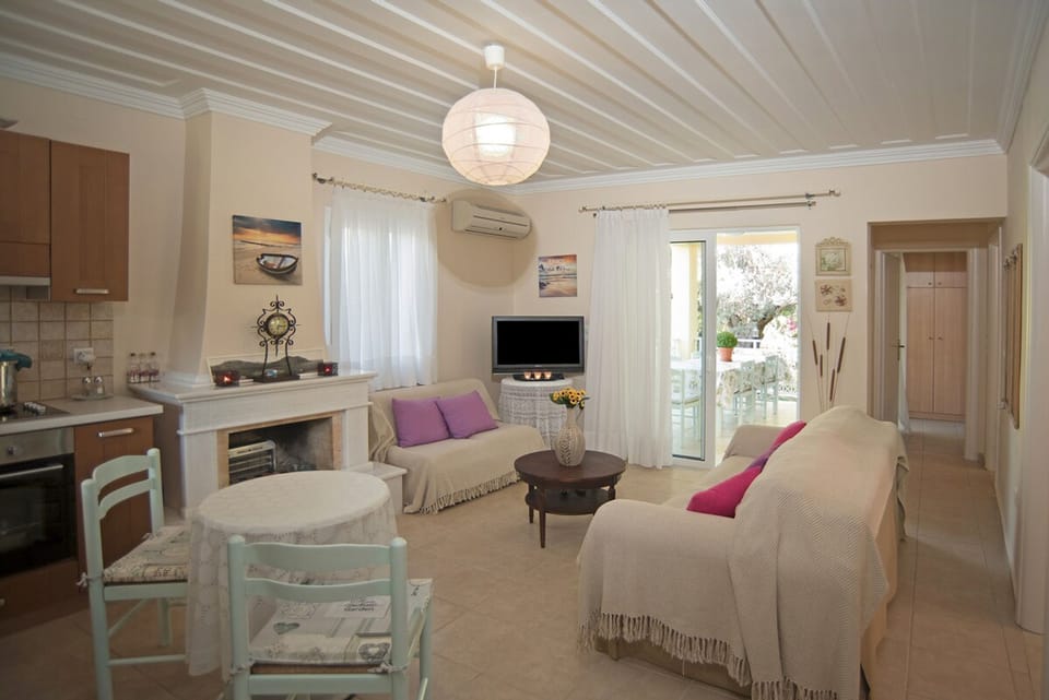 House | 3 bedrooms, desk
