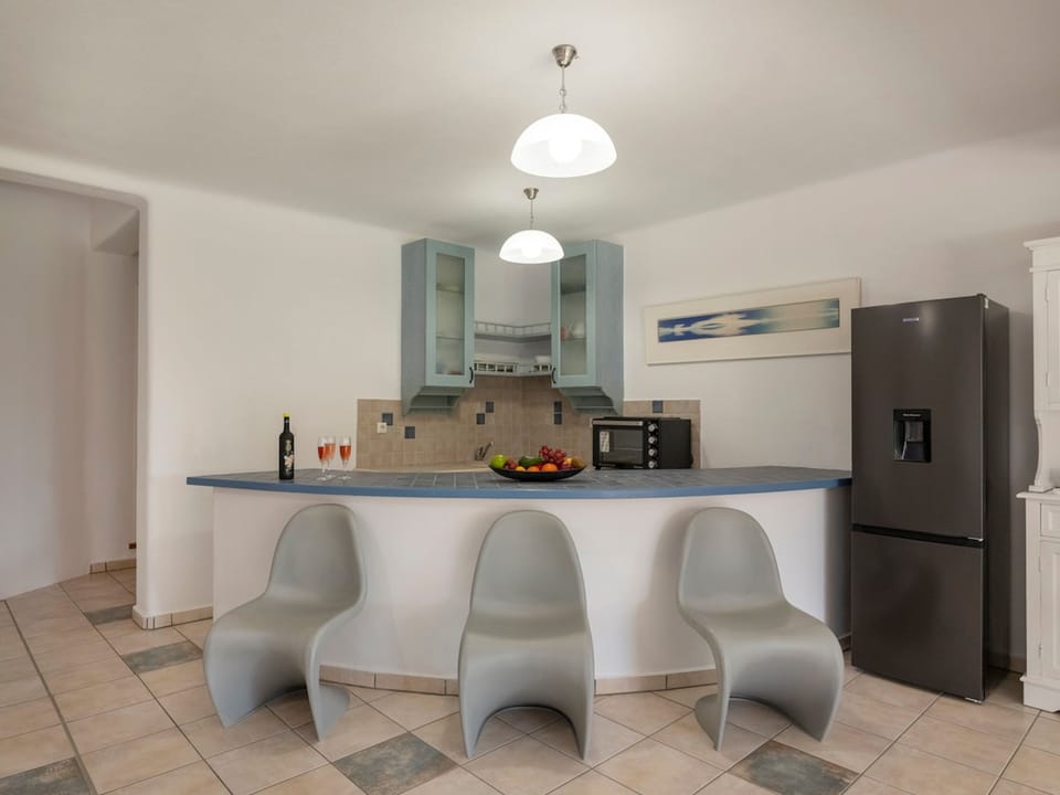 House | 5 bedrooms, desk