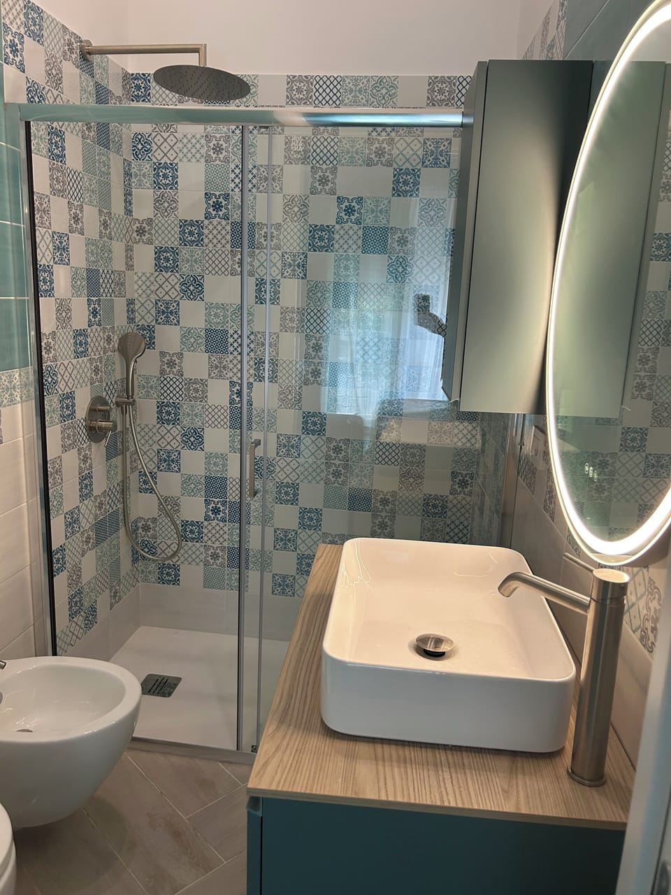 Family Quadruple Room | Bathroom | Shower, hair dryer, towels, soap