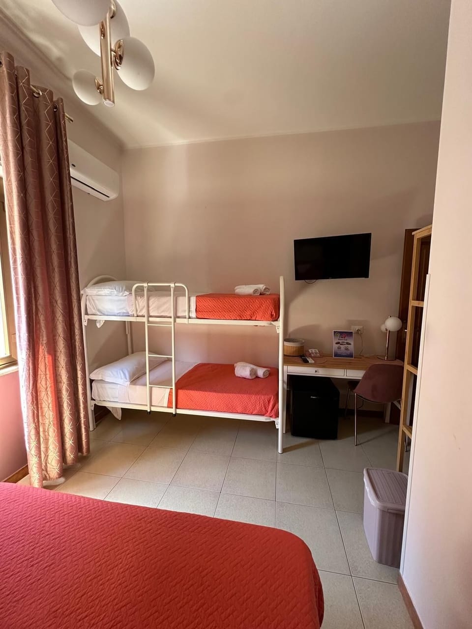 2 Camera Comfort, Balcony, city view | Desk, laptop workspace, blackout drapes, soundproofing