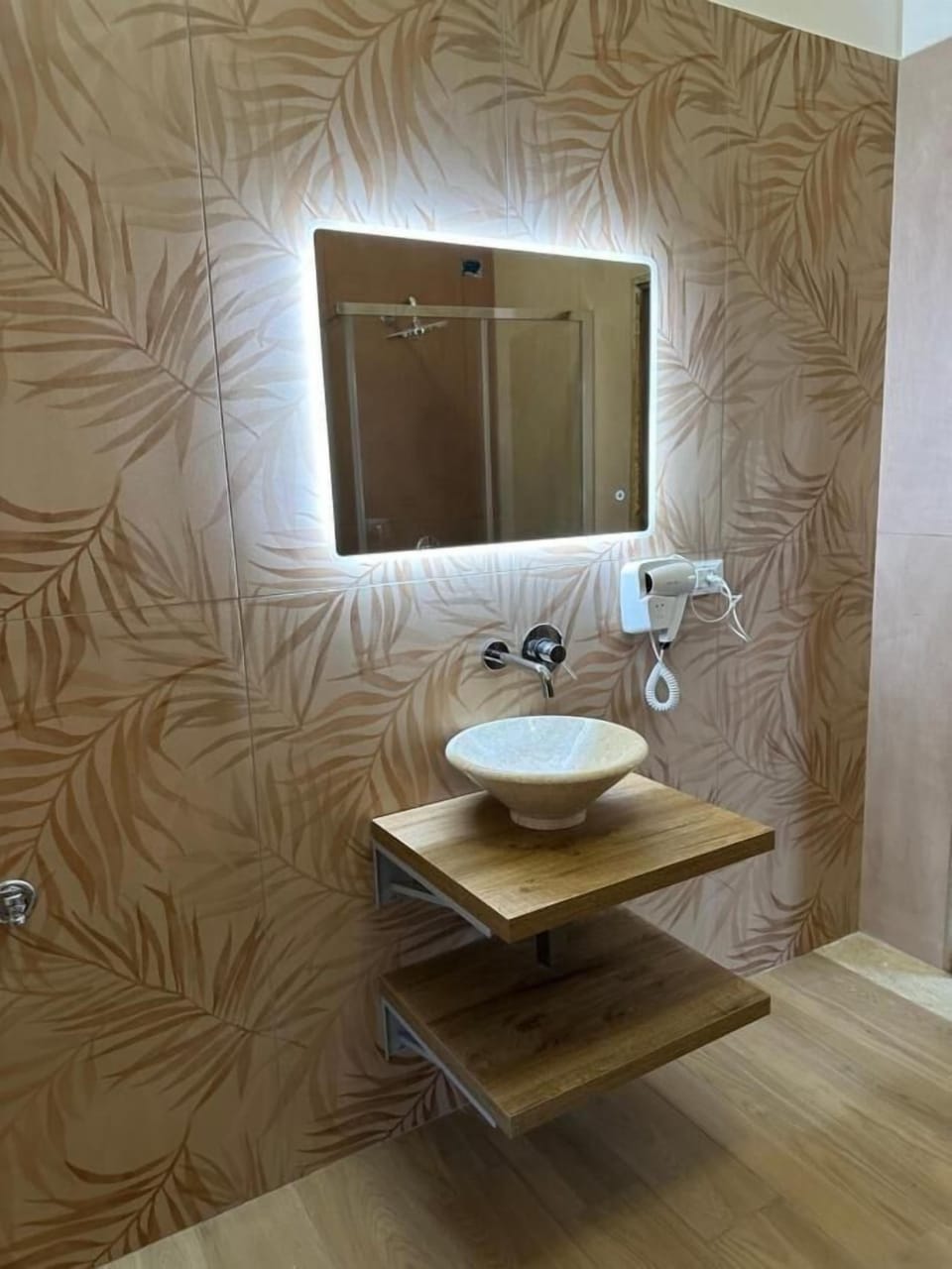 Shower, free toiletries, hair dryer, bidet