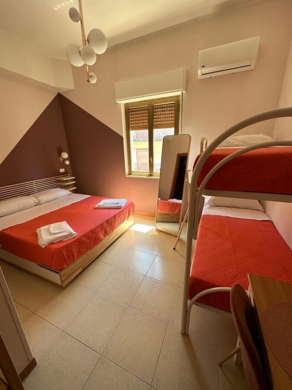 2 Camera Comfort, Balcony, city view | Desk, laptop workspace, blackout drapes, soundproofing
