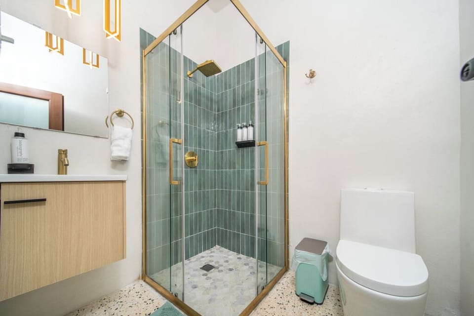 Superior Double Room, Balcony, City View | Bathroom