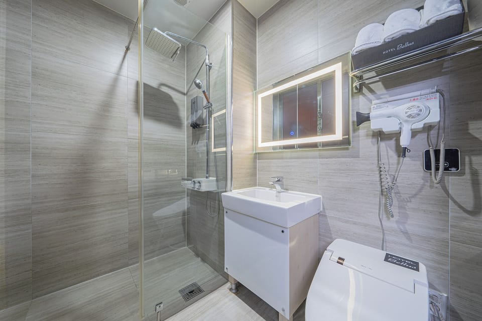 Standard Double Room | Bathroom