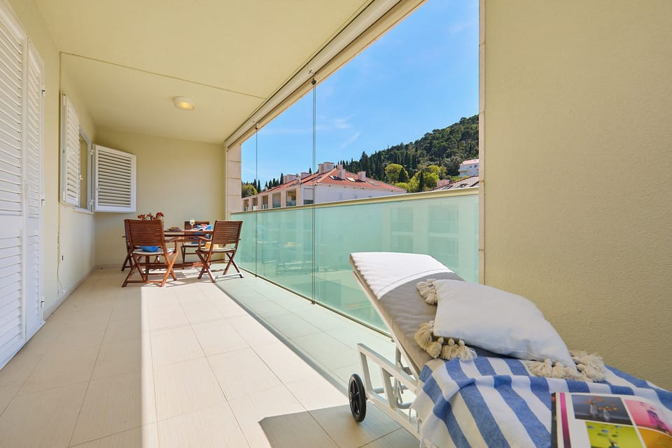 Apartment (3 Bedrooms) | Balcony