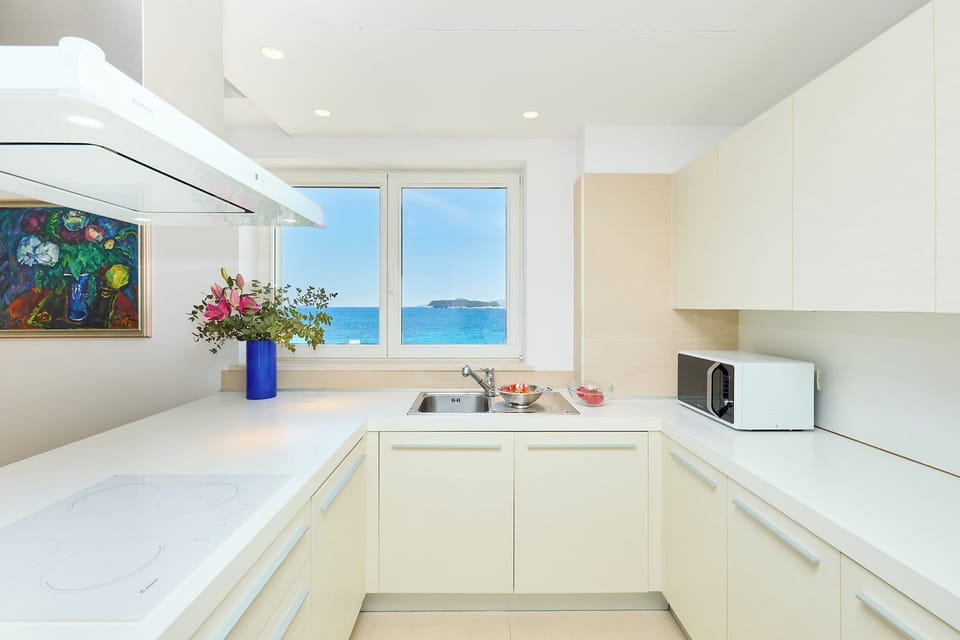 Apartment (3 Bedrooms) | Private kitchen | Fridge, oven, stovetop, dishwasher