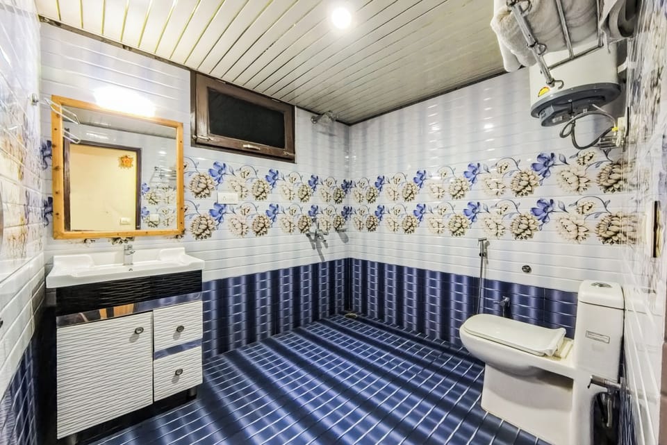 Superior Room, Balcony, Mountain View | Bathroom | Free toiletries, slippers, towels, soap