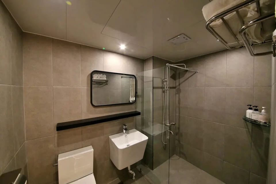 Basic Single Room, 1 Queen Bed, Non Smoking, Pets Not Allowed | Bathroom | Shower, free toiletries, slippers, towels