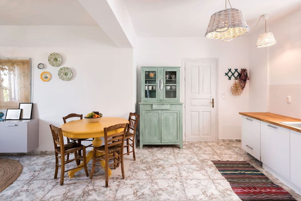 House | 2 bedrooms, desk