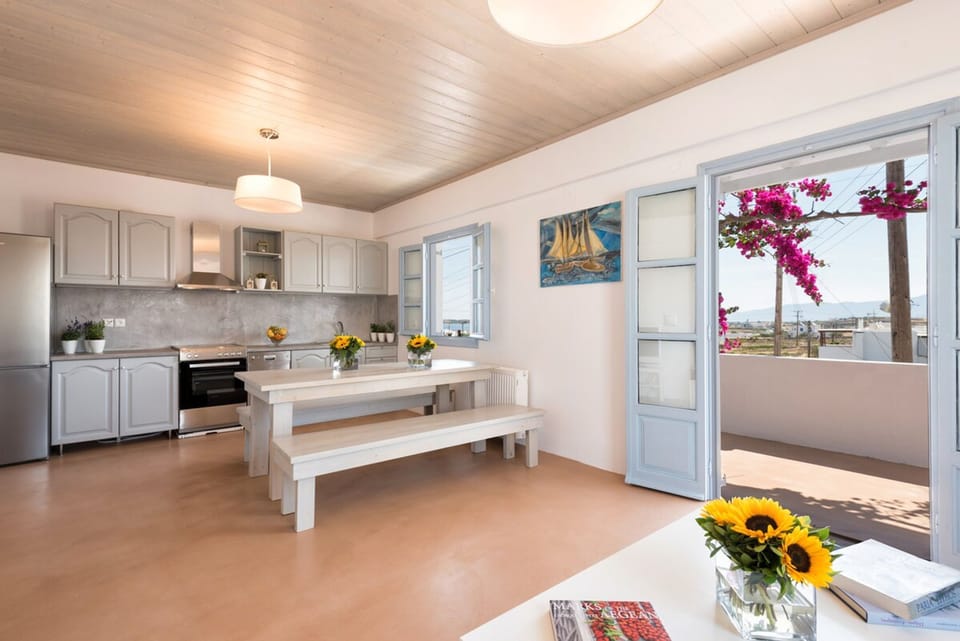 House | 3 bedrooms, desk