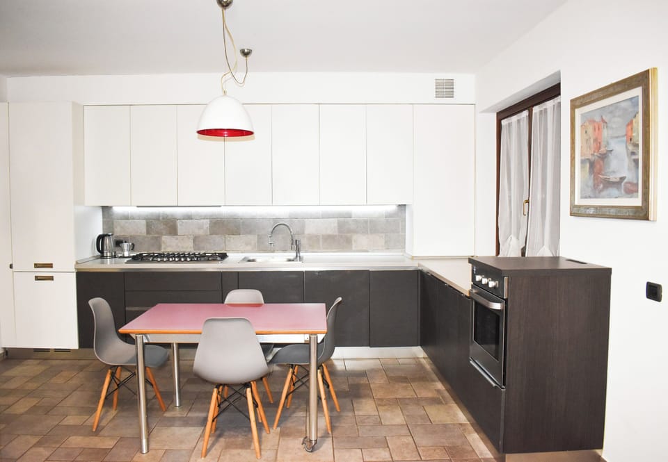 Apartment, Balcony, Lake View | Private kitchen | Fridge, oven, stovetop, cookware/dishes/utensils