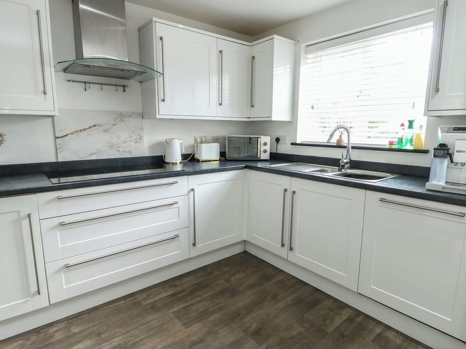 Cottage | Private kitchen | Fridge, microwave, dishwasher, toaster