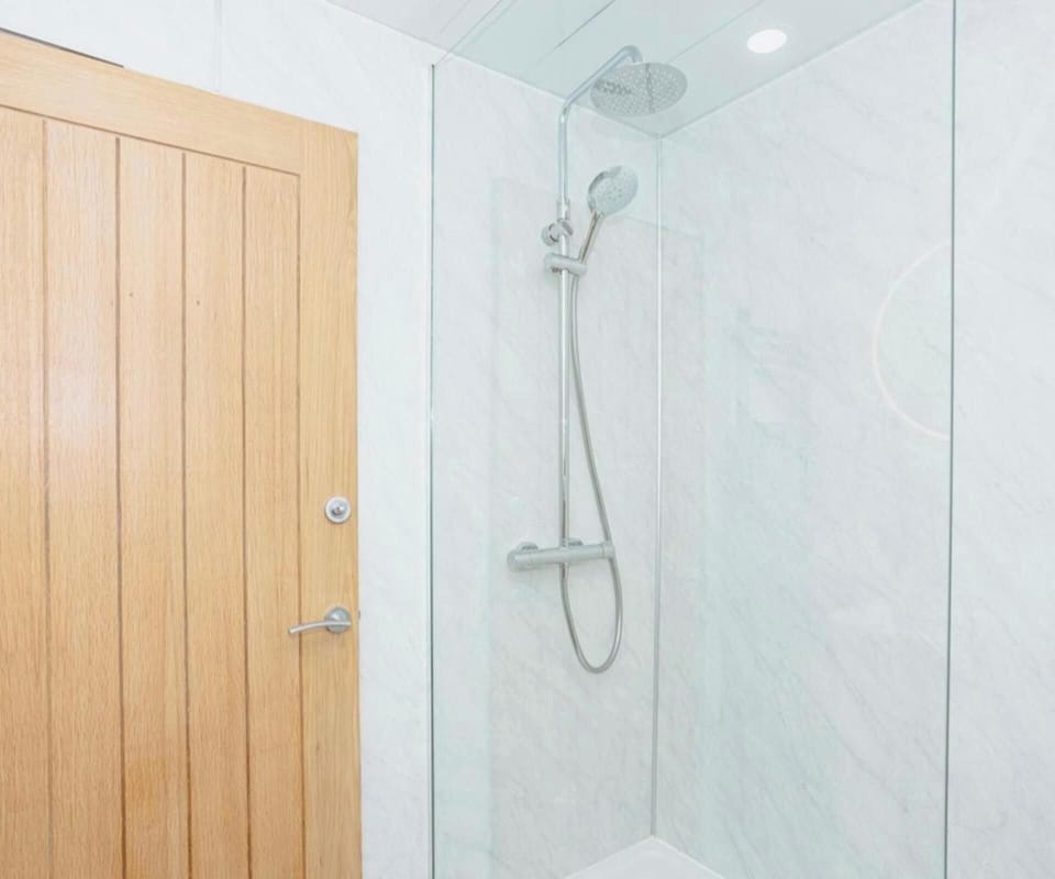 Apartment | Bathroom | Shower, hair dryer, towels, toilet paper