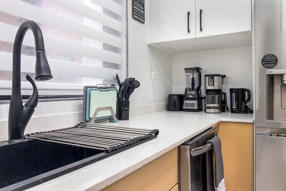 Deluxe Villa, Balcony, Garden View | Private kitchen