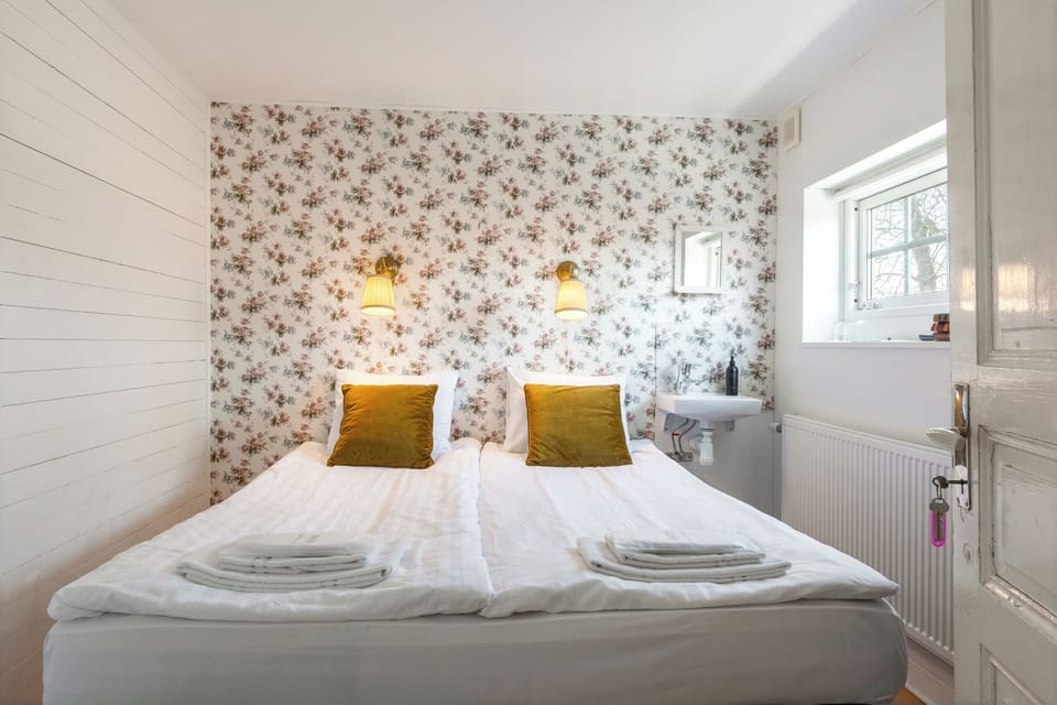 Double Room | Iron/ironing board, free WiFi, bed sheets