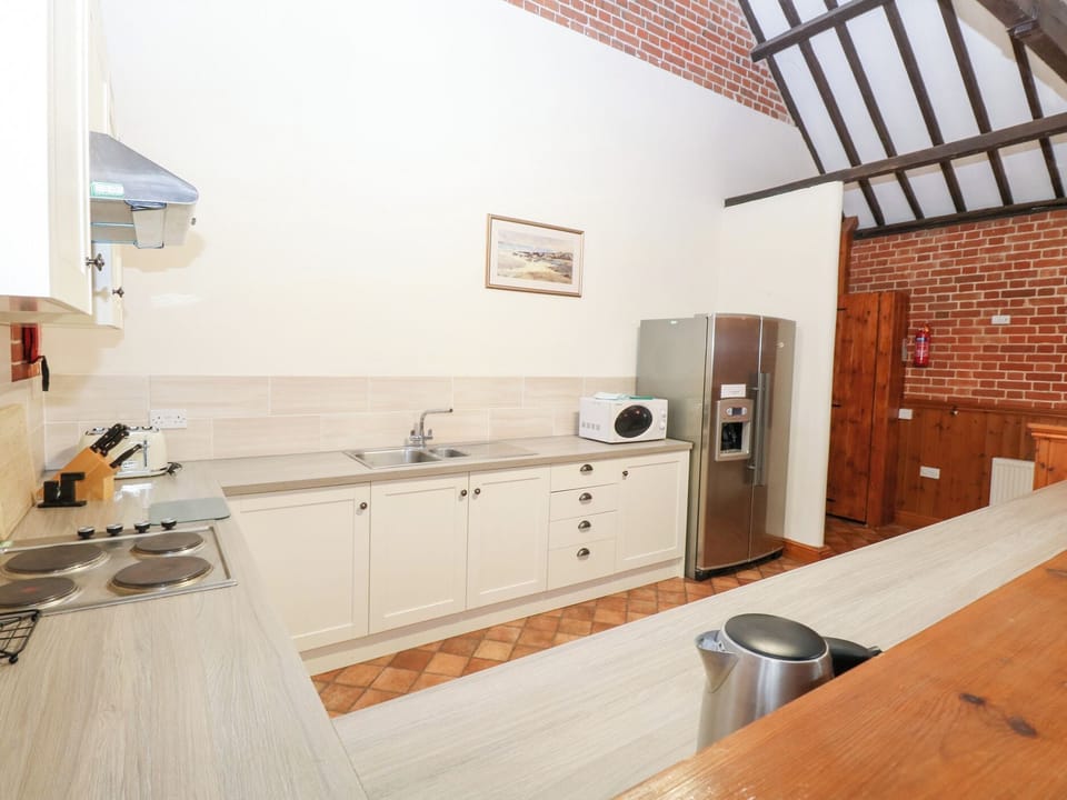 Cottage | Private kitchen | Dishwasher, cookware/dishes/utensils
