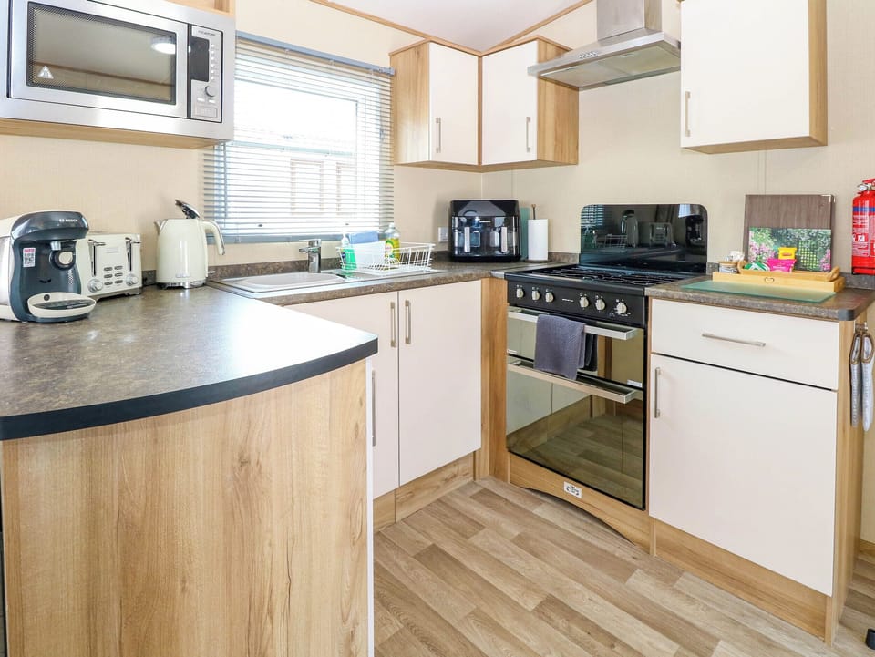Cottage | Private kitchen | Fridge, microwave, cookware/dishes/utensils