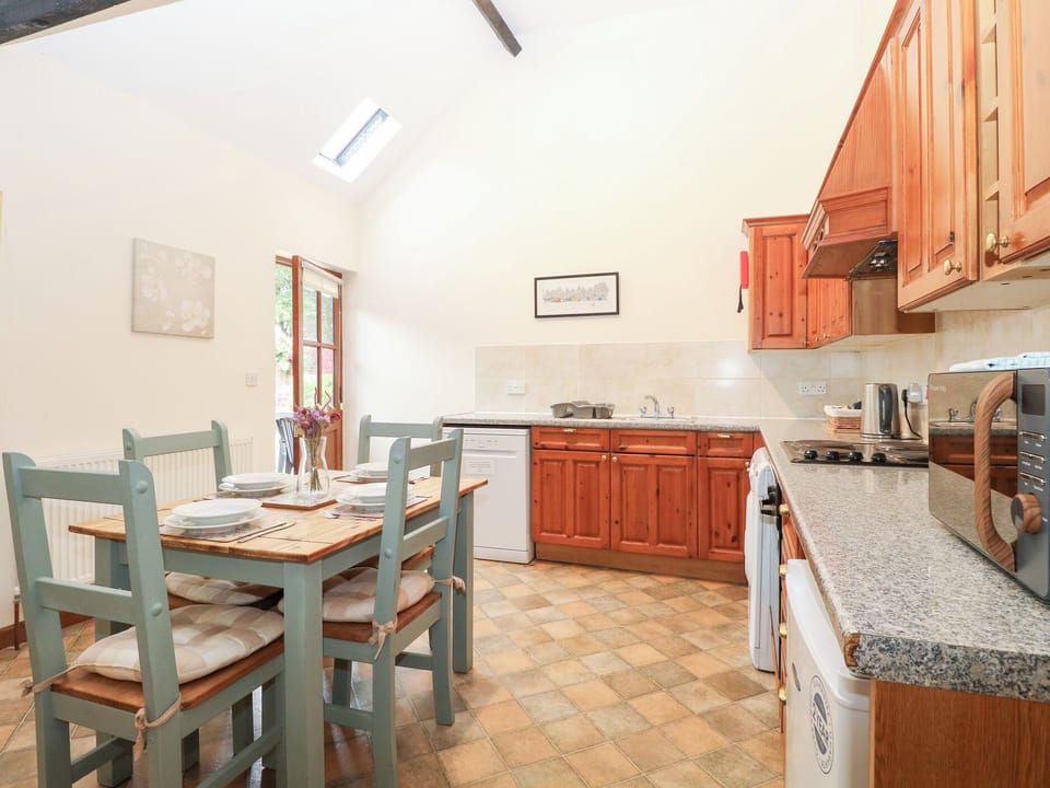 Cottage | Private kitchen | Dishwasher, cookware/dishes/utensils