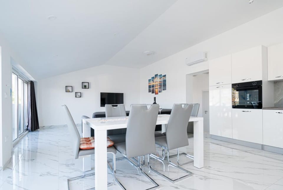 Apartment (Panoramic View Apartment ILM) | Dining room