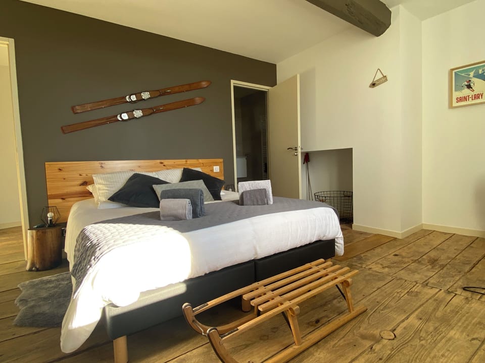 Chambre Pyrénées, Chambre Double ou avec lits jumeaux | Premium bedding, individually decorated, individually furnished, desk