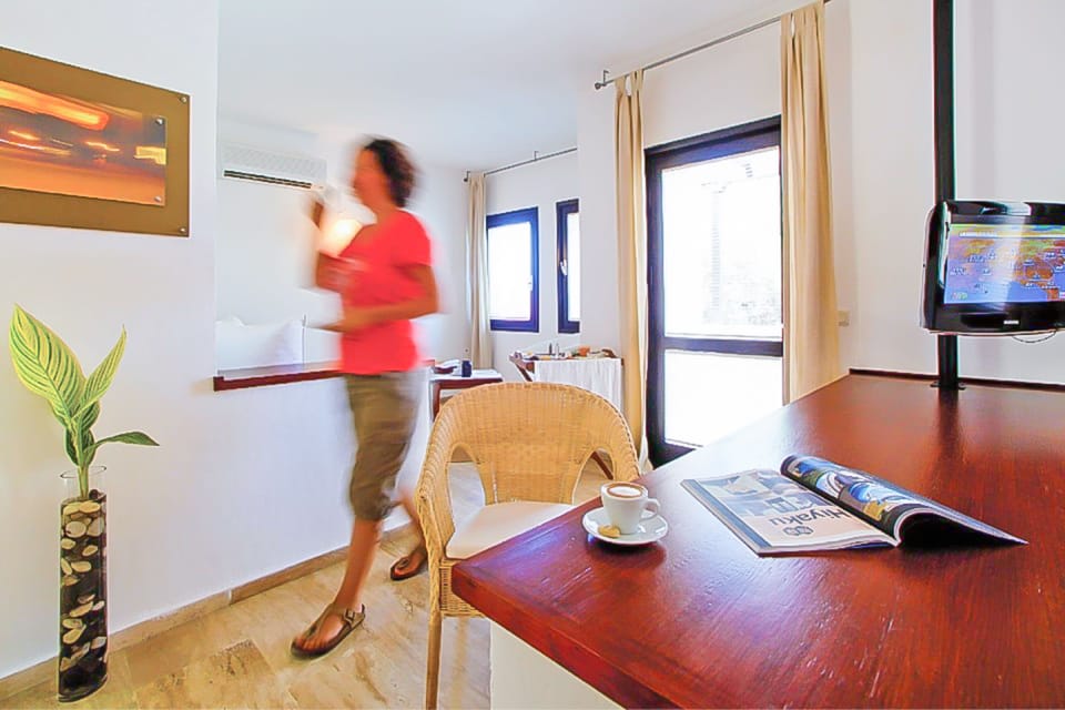 Junior Double Room | Minibar, in-room safe, desk, iron/ironing board