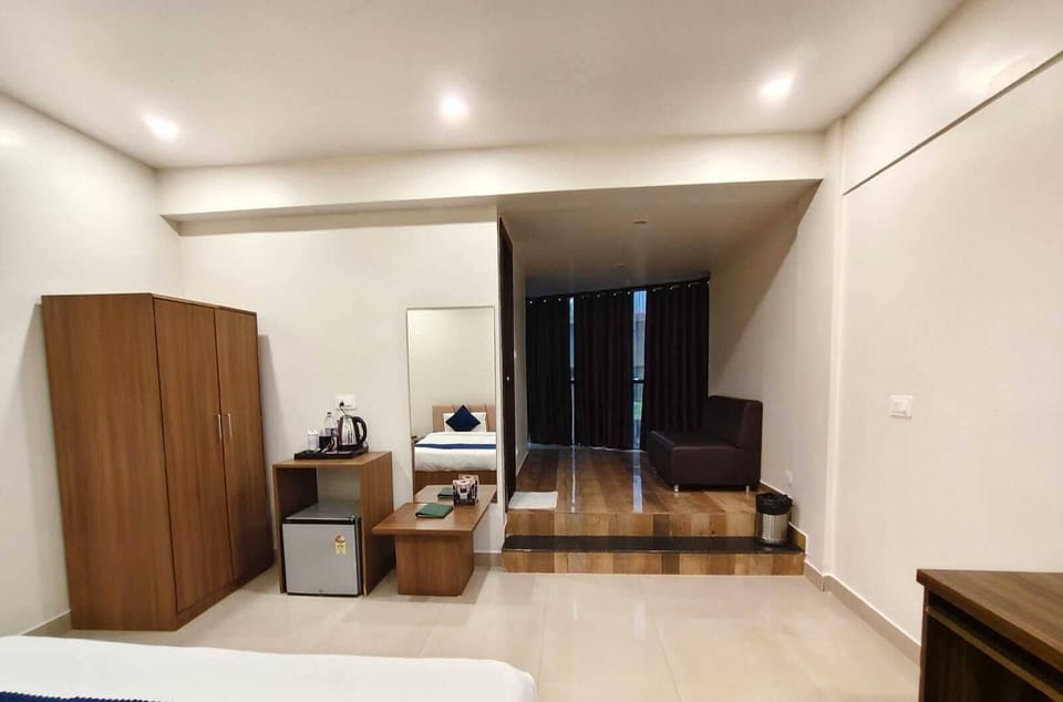 Suite | Individually furnished, desk, soundproofing, free WiFi