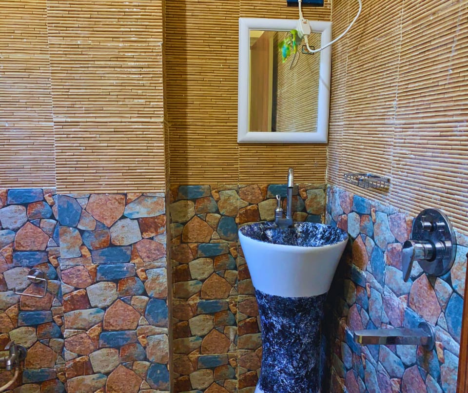 Superior Double Room | Bathroom | Shower, soap, shampoo, toilet paper