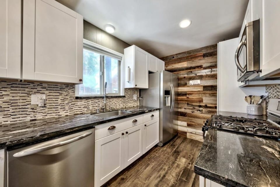 Cabin, 3 Bedrooms | Private kitchen | Coffee/tea maker, fridge, oven, toaster