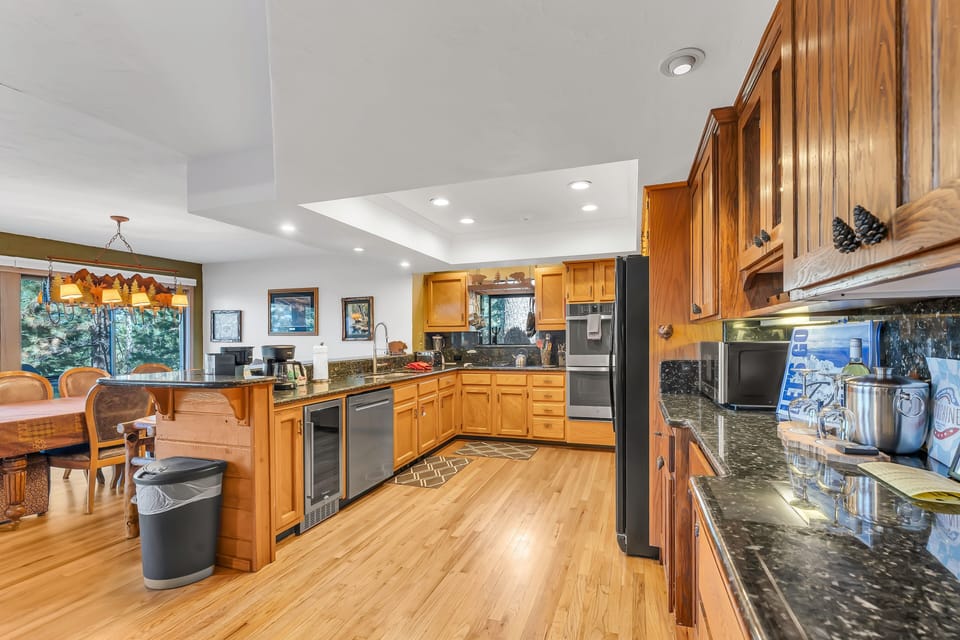 House, 4 Bedrooms | Private kitchen | Coffee/tea maker, fridge, oven, toaster