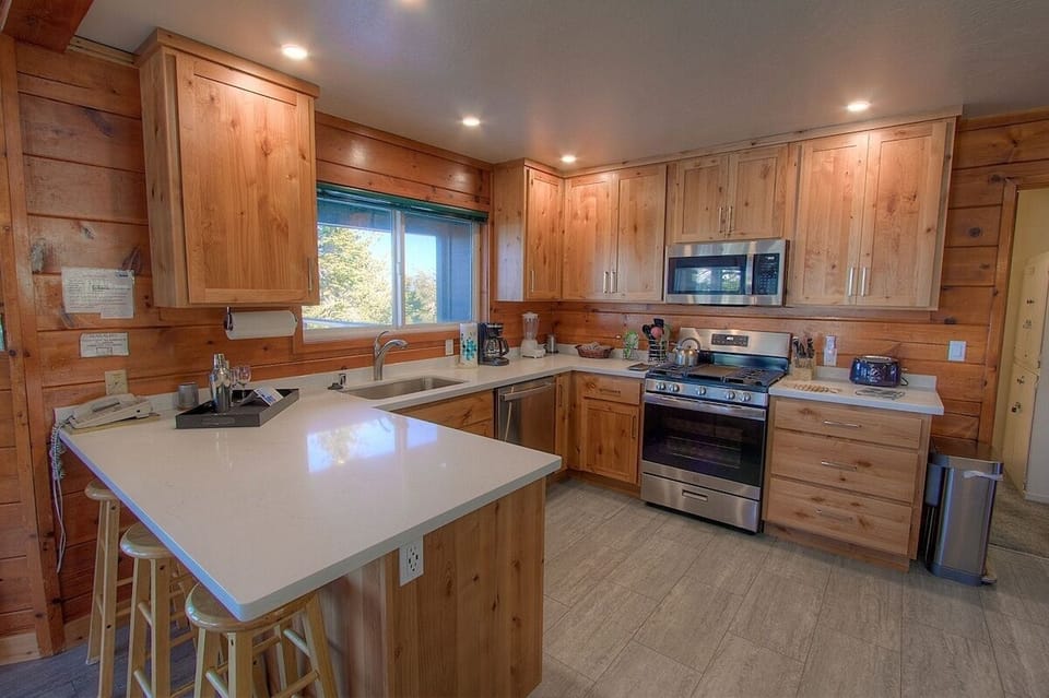 House, 5 Bedrooms | Private kitchen | Coffee/tea maker, fridge, oven, toaster