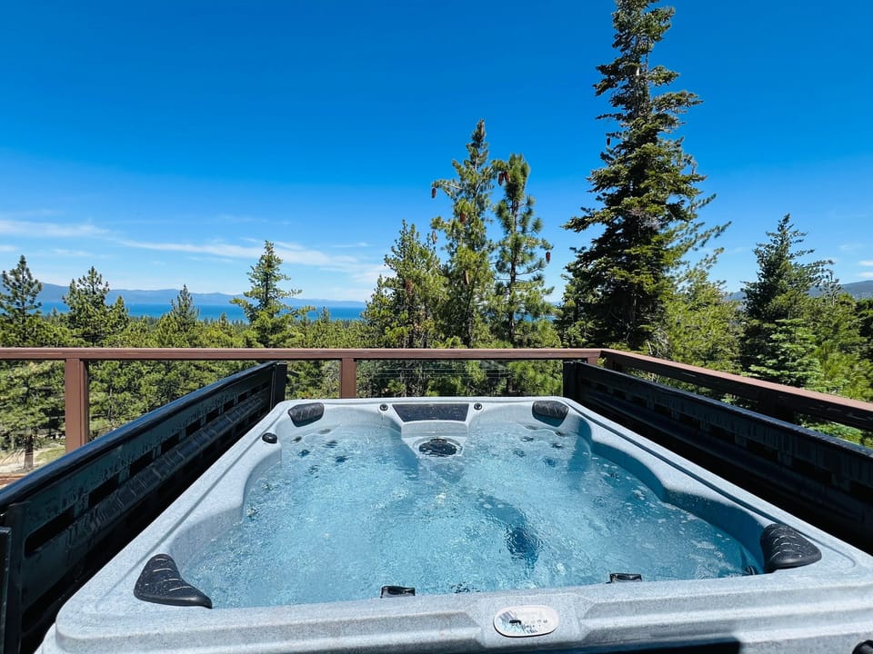 House, 5 Bedrooms | Outdoor spa tub