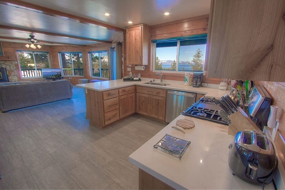 House, 5 Bedrooms | Private kitchen | Coffee/tea maker, fridge, oven, toaster
