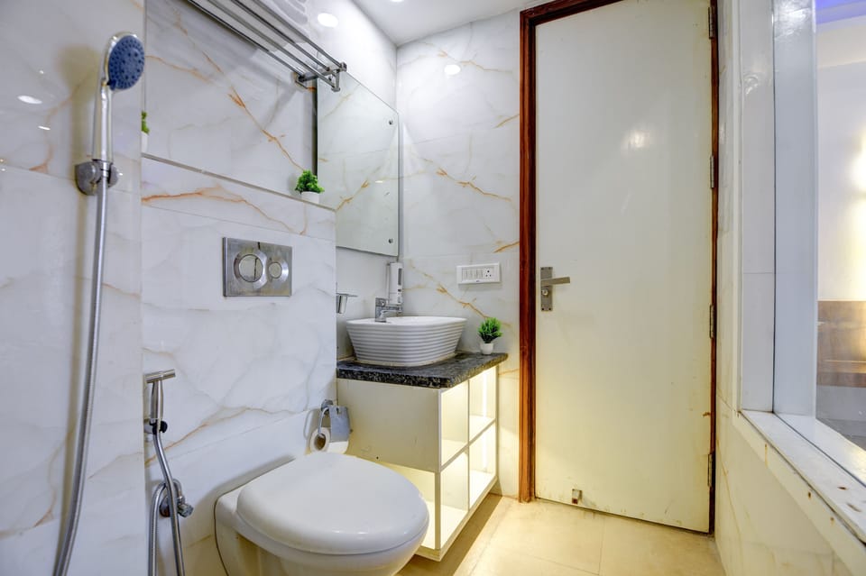 Shower, rainfall showerhead, free toiletries, slippers