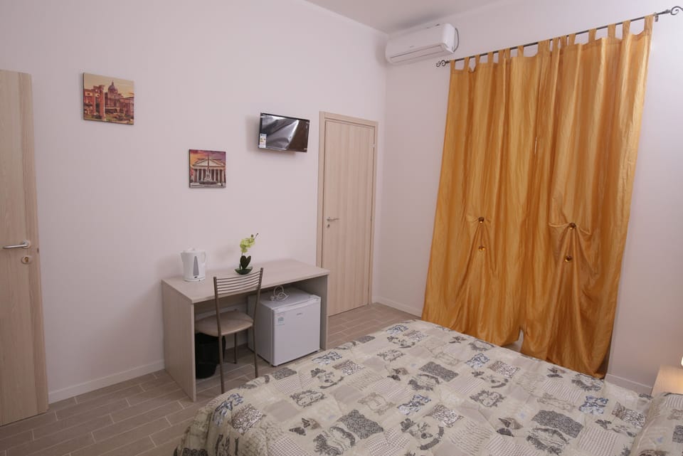 DANIELE | Desk, soundproofing, free WiFi