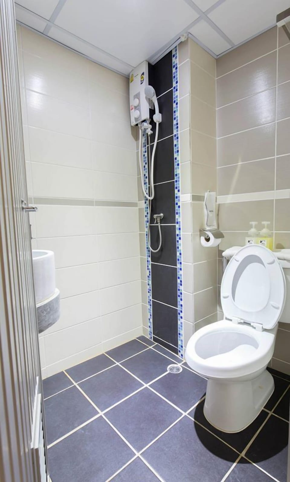 Zleep Warm Room | Bathroom | Shower, free toiletries, bidet, towels