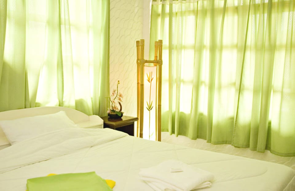 Lodge | Minibar, in-room safe, bed sheets