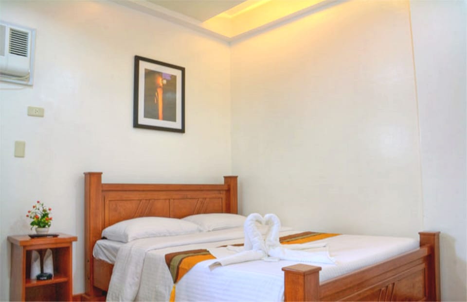 Economy Room | Minibar, in-room safe, bed sheets
