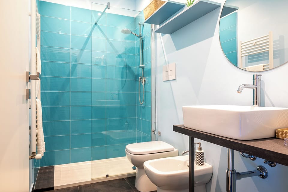 Superior Double Room | Bathroom | Shower, hair dryer, bidet, towels