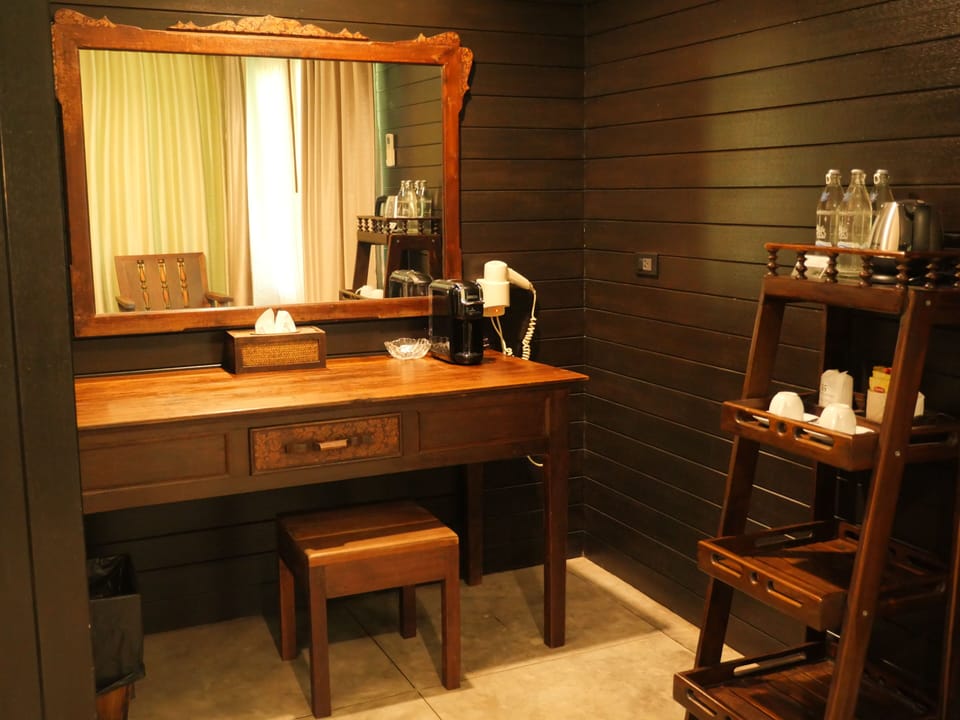 Junior Double Room, 1 King Bed, Balcony, Corner | Minibar, in-room safe, desk, laptop workspace