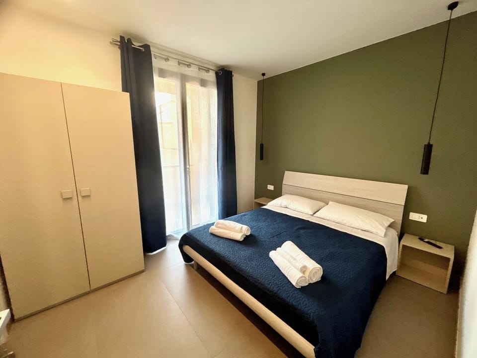 Basic Room | In-room safe, desk, laptop workspace, blackout drapes